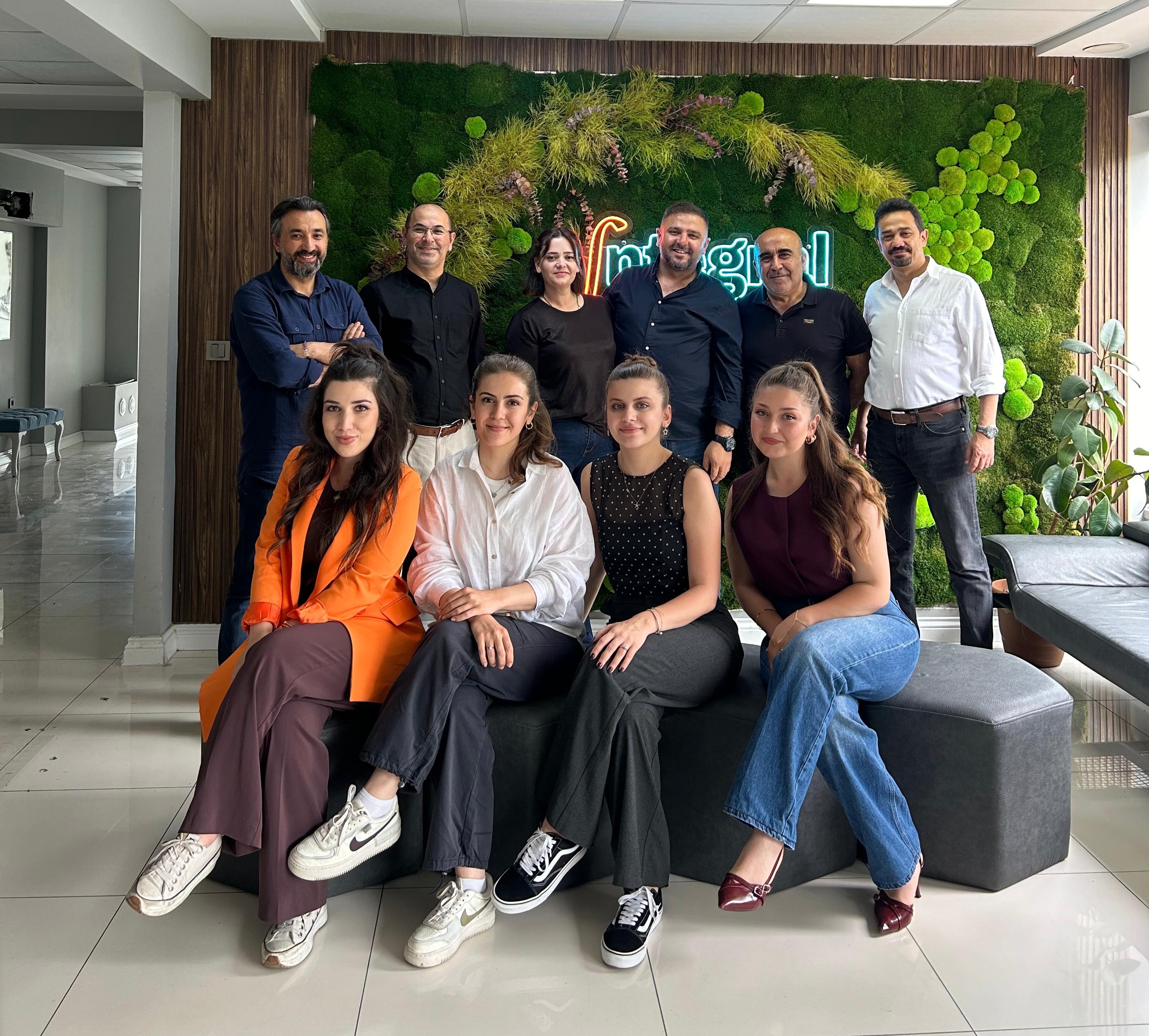 Tam Kadro Sahadayız !